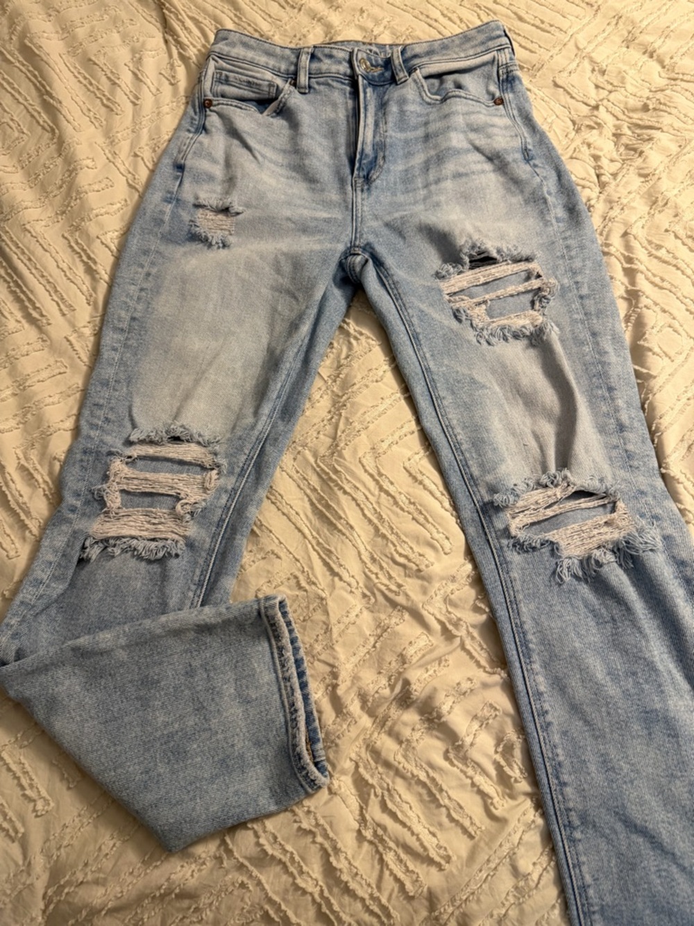 American Eagle Light Blue Distressed Women’s Jeans